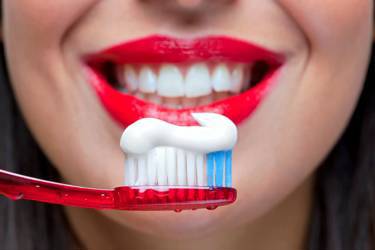 Как и чем правильно чистить зубы