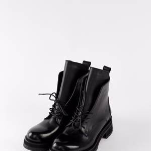 Ботинки “GLANCE” черные на бежевом подкладе с черным язычком – блестящий мысок  Арт.101GE01013001TM31