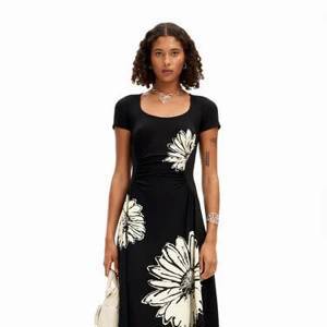 Short-sleeved midi dress with neckline and daisies.