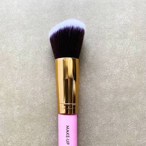 Скошенная кисть для румян Delicate Pink Brush